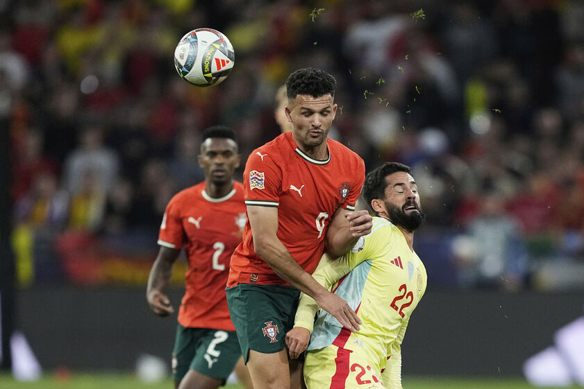 Jogo entre Portugal e Espanha com disputa de bola intensa