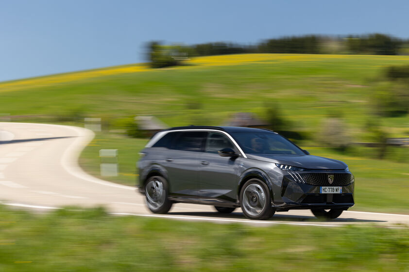 Peugeot E-3008 em teste dinâmico demonstra agilidade e design inovador