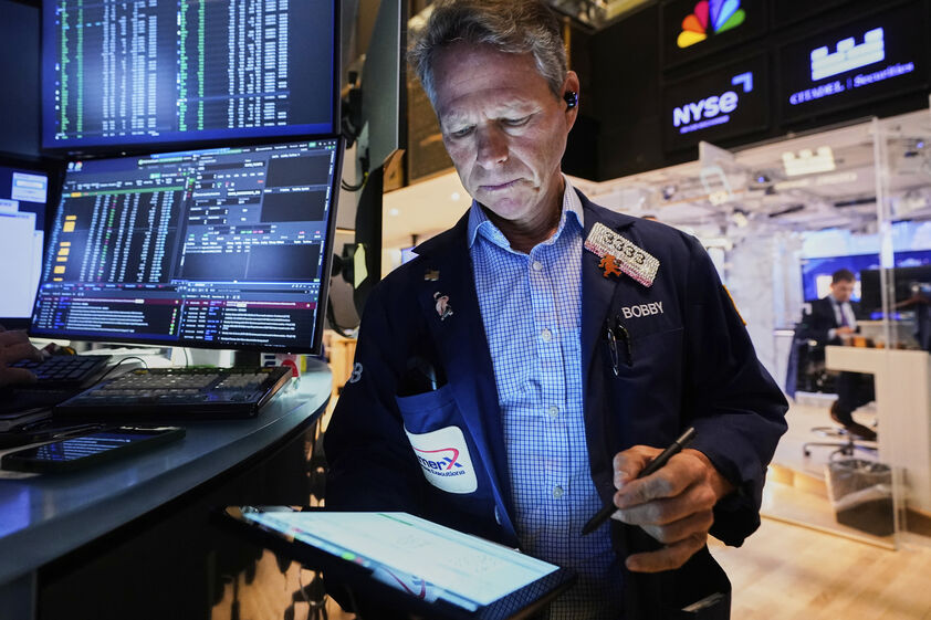 Um corretor da bolsa analisa dados financeiros em Wall Street