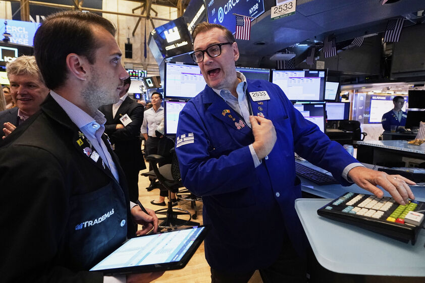 Wall Street otimista com IA após contas da Oracle e dados de desemprego nos EUA