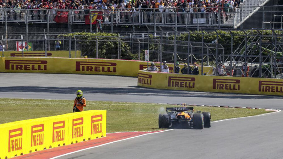 Carro de Fórmula 1 na pista com piloto. Grande Prémio do Canadá