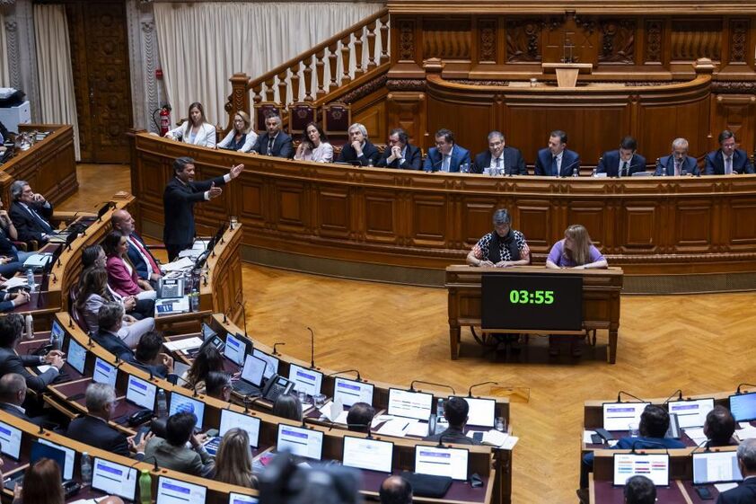 Montenegro discursa na Assembleia da República