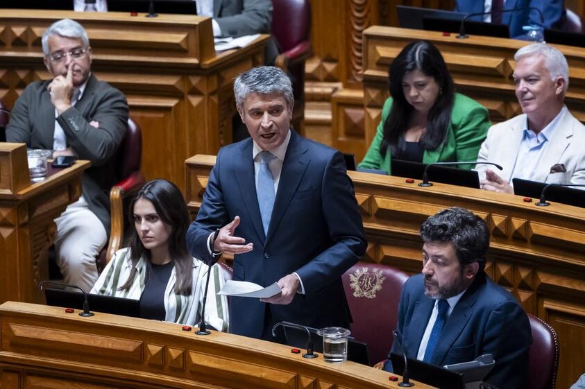 Luís Montenegro discursa na Assembleia da República