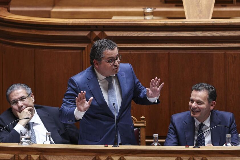 Parlamentares debatem descida do IRC fora do Orçamento do Estado