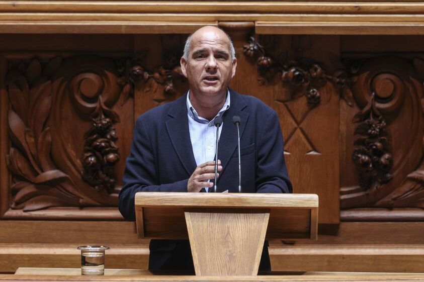 Paulo Raimundo discursa sobre política num púlpito.
