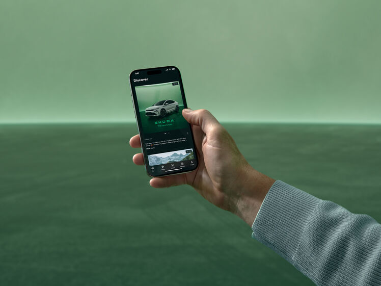 Škoda Enyaq surge no ecrã de um smartphone, destacando design e experiência de condução