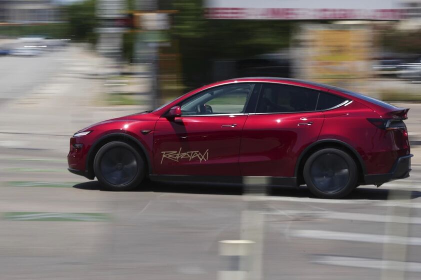 Robotaxi da Tesla nas ruas de Austin, Texas.
