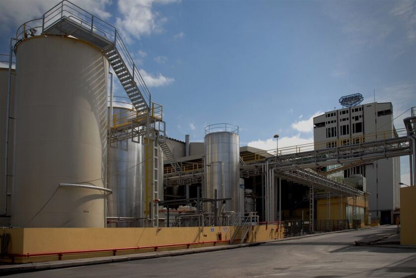 Vista exterior da fábrica da Iberol com tanques e tubagens