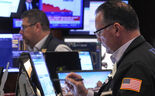 Operadores acompanham o desempenho financeiro no mercado de Wall Street