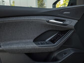 Interior do Audi Q6 Sportback e-tron com comandos e materiais modernos