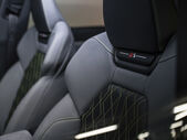 Interior do Audi Q6 Sportback e-tron, com bancos em pele e detalhes distintos