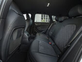 Interior traseiro do Audi A5 e-hybrid quatro, com bancos em pele
