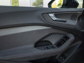 Detalhe da porta de um Audi A5 e-hybrid, com comandos e sistema de som Bang & Olufsen