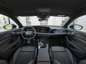 Interior do Audi A5 e-hybrid, com destaque para o painel e os bancos