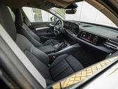 Interior do Audi A5 e-hybrid quatro com painel digital e bancos em couro