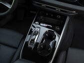 Interior do Audi A5 e-hybrid com detalhes do painel e mudanças