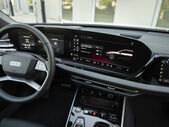 Interior do Audi A5 e-hybrid, com destaque para o modo elétrico e híbrido no painel