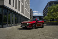 Mazda apresenta novo carro elétrico vermelho numa área urbana