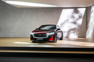 Novo Mazda 6e apresentado em palco com cor bordeaux