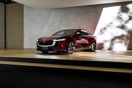 Mazda 6e exposto num palco