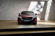 O novo Mazda 6e, um sedan elétrico, apresenta um design moderno e elegante