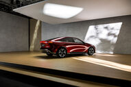 Um carro vermelho Mazda 6e exposto num palco de madeira