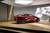 O Mazda 6 é apresentado num palco com iluminação suave