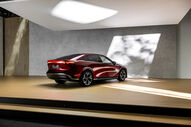 Mazda 6e, carro vermelho de design elegante num estúdio com iluminação dramática