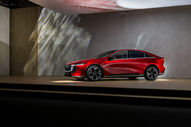 Carro vermelho Mazda 6e em exibição num palco