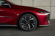 Detalhe da roda e faróis de um Mazda vermelho