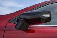 Retrovisor de carro vermelho e preto com detalhes cromados