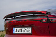 Um Mazda CX-60 vermelho com matrícula alemã