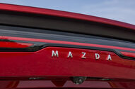 Detalhe da traseira de um Mazda vermelho com a câmera de visão traseira