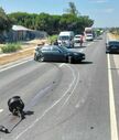 Um acidente automóvel numa estrada movimentada causa trânsito e danos