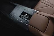Interior luxuoso do DS N°8 com detalhes em couro e painel futurista
