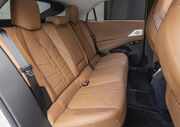 Interior luxuoso do DS N°8 com bancos em couro e detalhes sofisticados