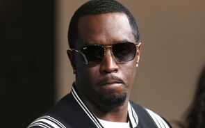 Retrato de Diddy com óculos de sol e casaco