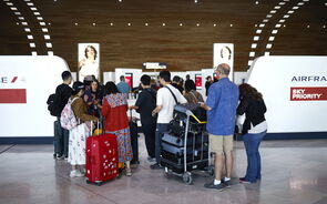 Greve de controladores aéreos afeta viajantes em França e causa atrasos em voos