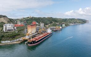 Navios atracados no porto perto de instalações industriais e armazéns