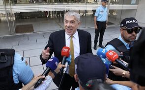 Sócrates acusa Costa de covardia sobre Manuel Pinho, à saída do tribunal