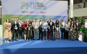 Vencedores da 3.ª edição do Prémio Nacional de Inovação com os parceiros da iniciativa, na Nova SBE