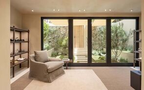 Massimo Dutti celebra elegância discreta em pop-up store em Saint-Tropez.
