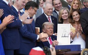 Mega plano orçamental foi promulgado por Trump