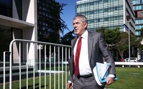 Armando Vara fora do Estabelecimento Prisional de Évora a caminho de casa