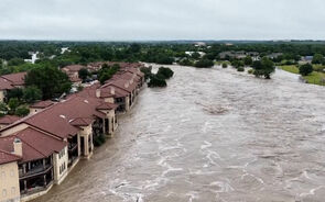 Imagens de drone mostram força do rio durante cheias no Texas  