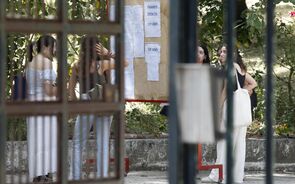 Alunos consultam informações sobre exames e cursos profissionais
