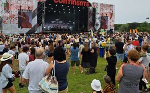 Multidão assiste a concerto no festival Continente