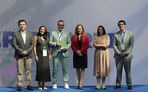 Walter Duarte recebe Troféu Innovation Champion entregue por Pedro Oliveira, Teresa Silva e Sousa, Ana Dias, Diana Ramos, e Sérgio Silvestre.