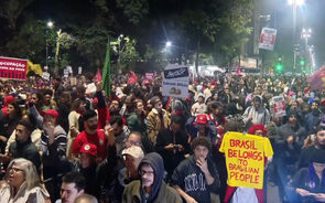 'Se taxar a gente, a gente vai taxar de volta”: Brasileiros protestam contra tarifas propostas por Trump  