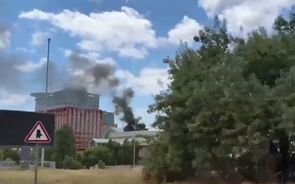 Fumo visível de um edifício, possivelmente um incêndio em curso